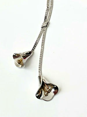 COLLIER Vintage signé AVON Argenté deux FLEUR pendante NEUF Fleur doré argenté - Photo 1/4