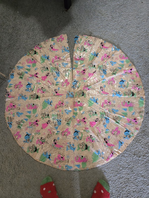 VINTAGE DISNEY SNOW WHITE & THE 7 DWARFS CHRISTMAS TREE SKIRT - EXCELLENT COND 