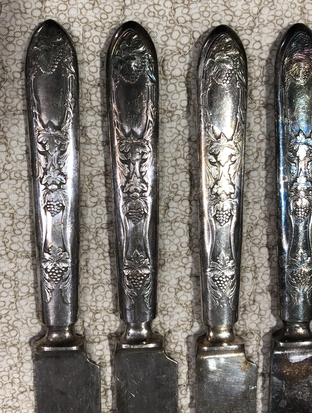 6 Pc LOT Vintage La VIGNE GRAPE Pattern Rogers 1881 Silver Plate TABLE KNIVES
