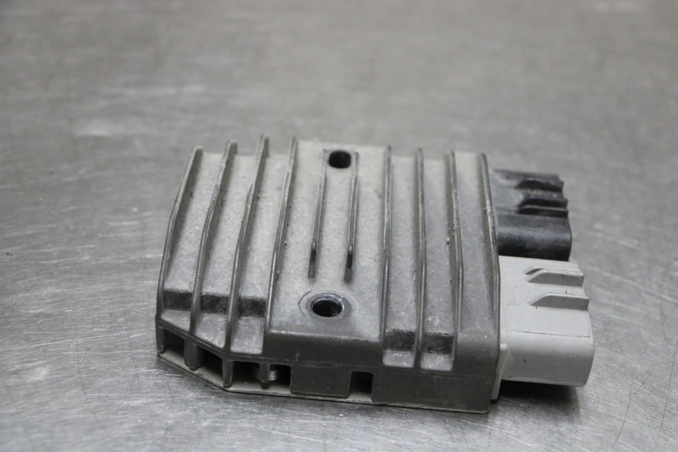 2014 Triumph Rocket III Touring Rectifier Voltage Regulator Foto 2 de 4