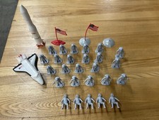 26 Vintage Plastic Spacemen Astronauts Grey Toys Space Shuttle Rocket  2 Flags