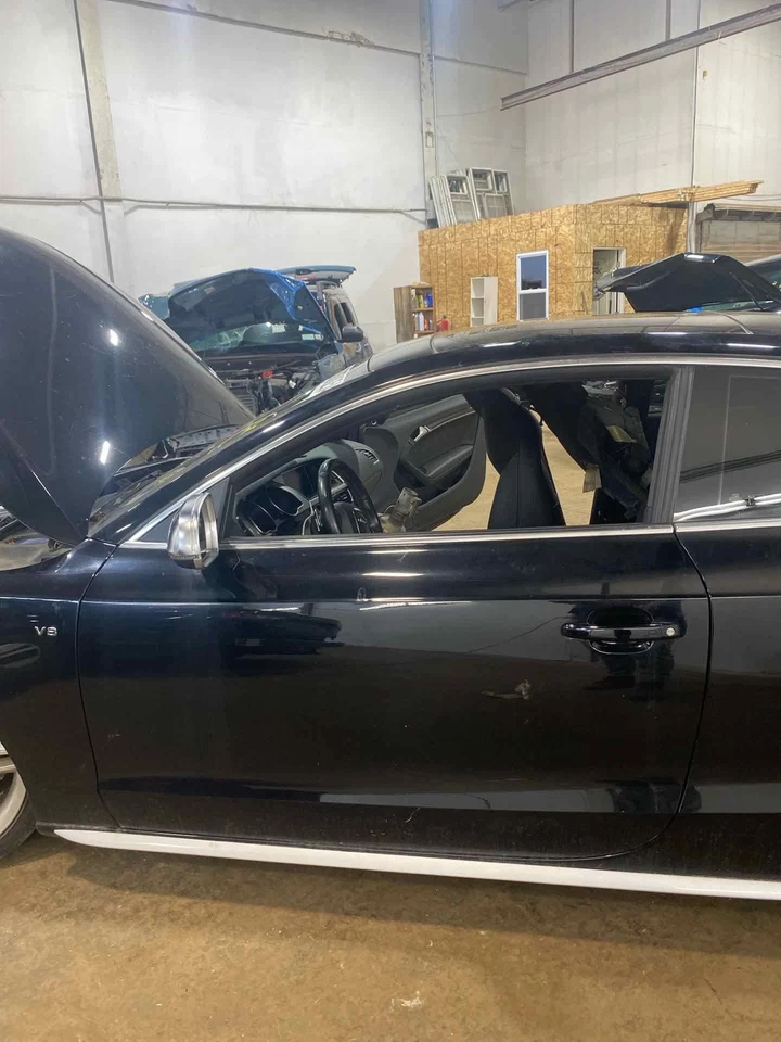 Used Front Left Door Assembly Front fits: 2012 Audi S5 electric Cpe Front Left G - Imagem 2 de 4