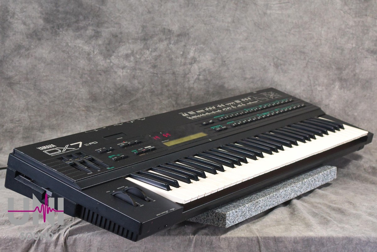 YAMAHA DX7 II-FD Digital Programmable Algorithm Synthesizer in