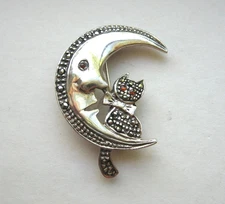 Vintage Signed SU Sterling Silver Marcasite Kitten Cat On Moon Brooch Pin