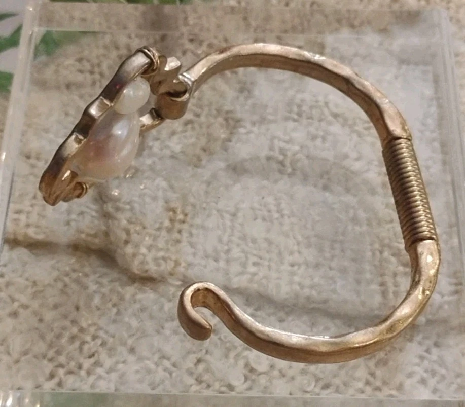 Worldly Vibe! Hammered Antiqued Gold Tone BAROQUE Nugget Pearl Cuff Bracelet! - Image 4 of 4