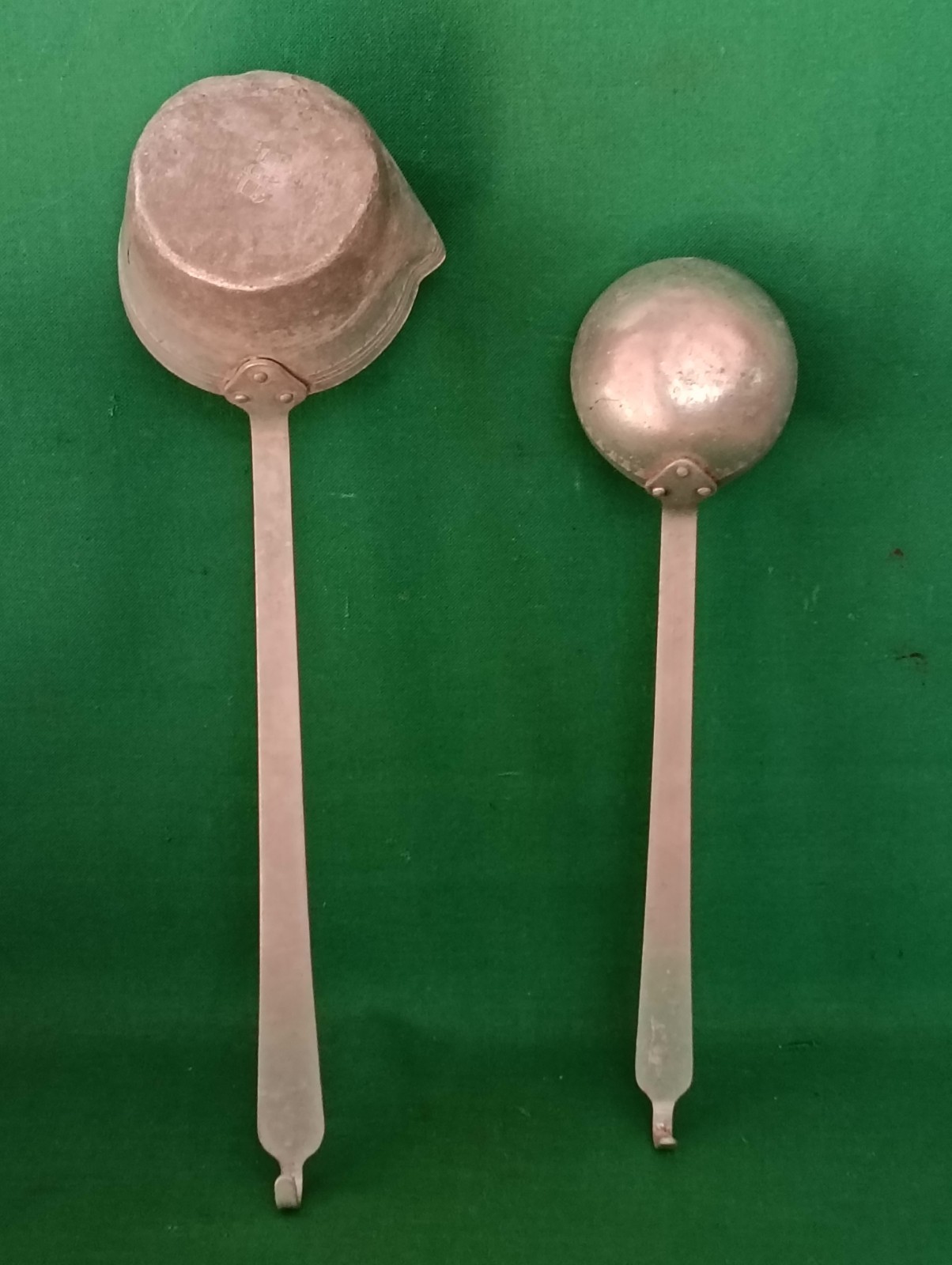 COPPIA VECCHI MESTOLI MESTOLO VECCHIO ALLUMINIO UTENSILE CUCINA VINTAGE. CX41