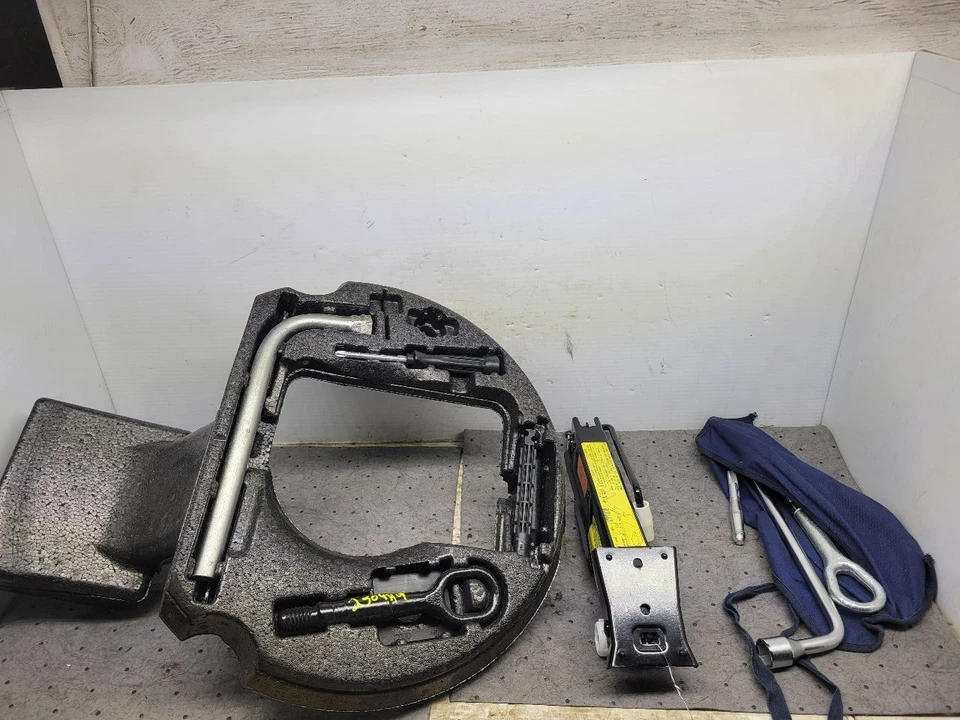 A6 AUDI 2013 Jack and Tools 1688533 - Image 2 of 4