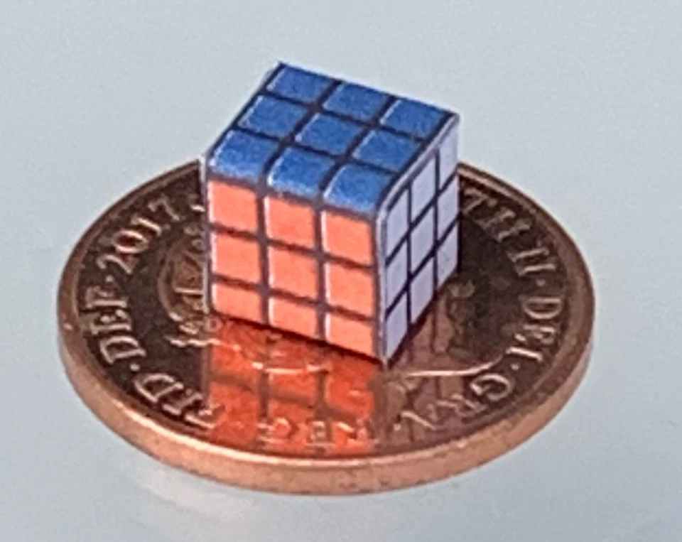 Cubo Rubik in plastica risolta non funzionante casa delle bambole Tumdee miniatura scala 1:12