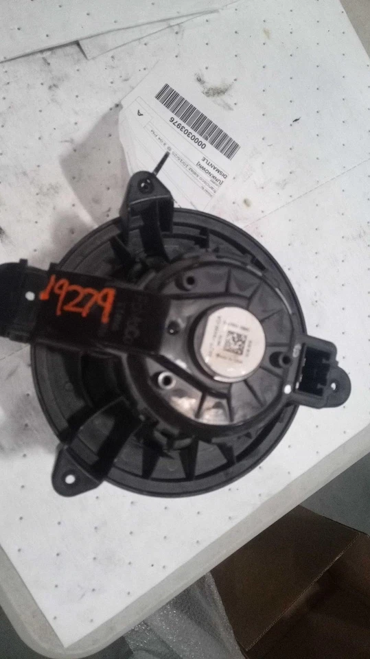 Motor soplador de climatización delantero usado se adapta a: Ford Transit 150 2016 delantero debajo del tablero delantero Foto 2 de 4