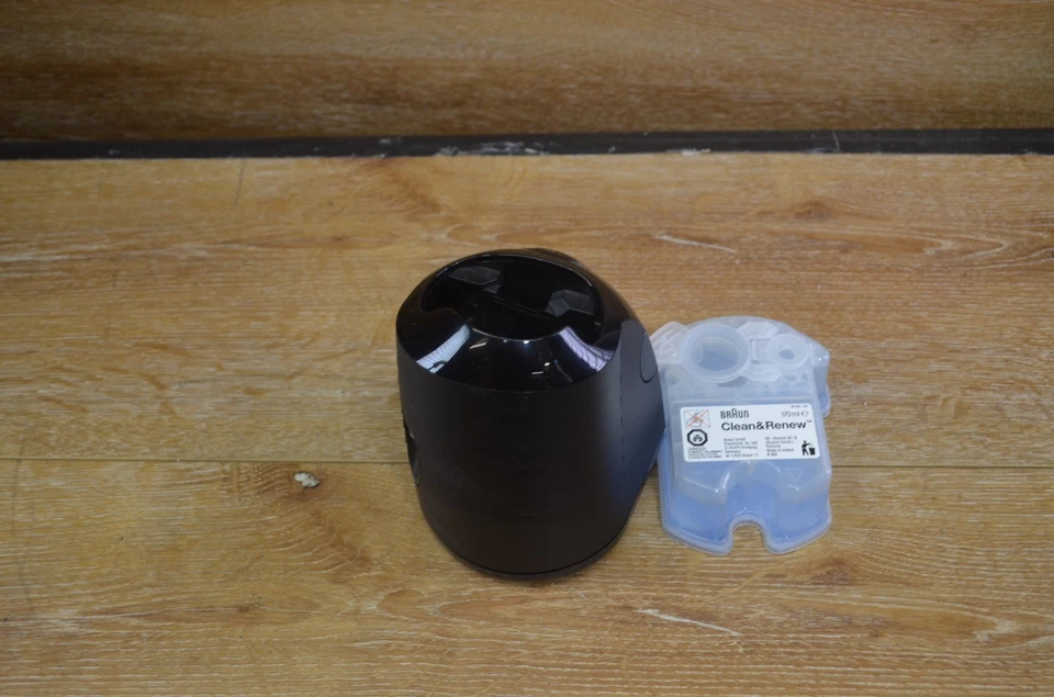 Braun Series 7 Shaver Clean & Charge Base Station No Power Cord - Image 3 of 4