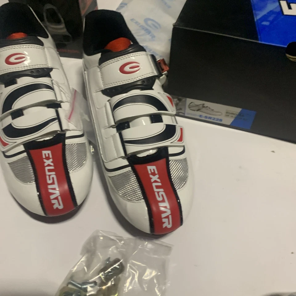 Zapatilla ciclismo carretera Exustar talla 10.5 con clips y pedales Foto 2 de 4