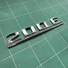 Mercedes Emblem 200E Chrom Schriftzug W124 Typenzeichen Plastik Mercedes Emblem 200E Chrom Schriftzug W124 Typenzeichen Plastik