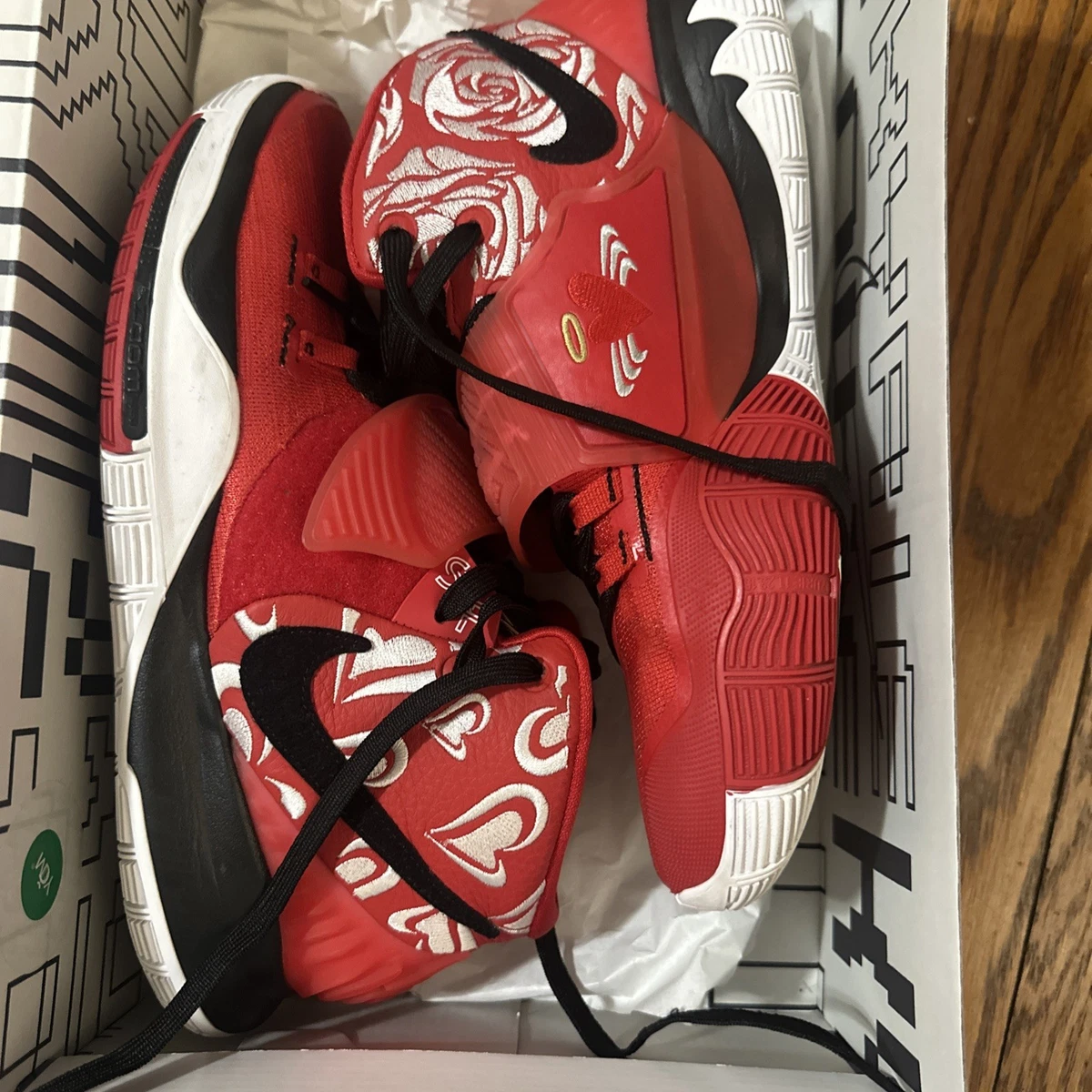 Preços baixos em Nike Kyrie 5 x SneakerRoom I Love You Mom 2019
