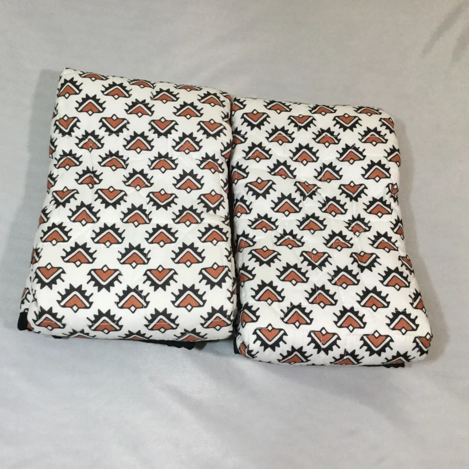 Almohada estándar Xilaration blanca con traingle negro y tostado 20 x 26. Foto 2 de 4