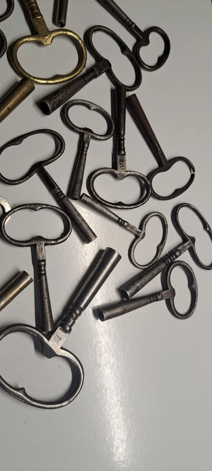 LOT DE 33 ANCIENNES CLES PENDULE HORLOGE COMTOISE - Photo 4/4