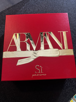 Giorgio Armani Si 3 Piece Perfume Set Box. Gift Box Only Doesn t Include Perfume