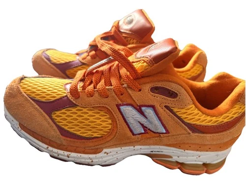 Damengröße 9 – New Balance Salehe Bembury x 2002R Peace Be The Journey