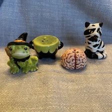 Cracker Barrel Halloween Salt & Pepper Shaker Set Frog Cauldron Brain Cat!