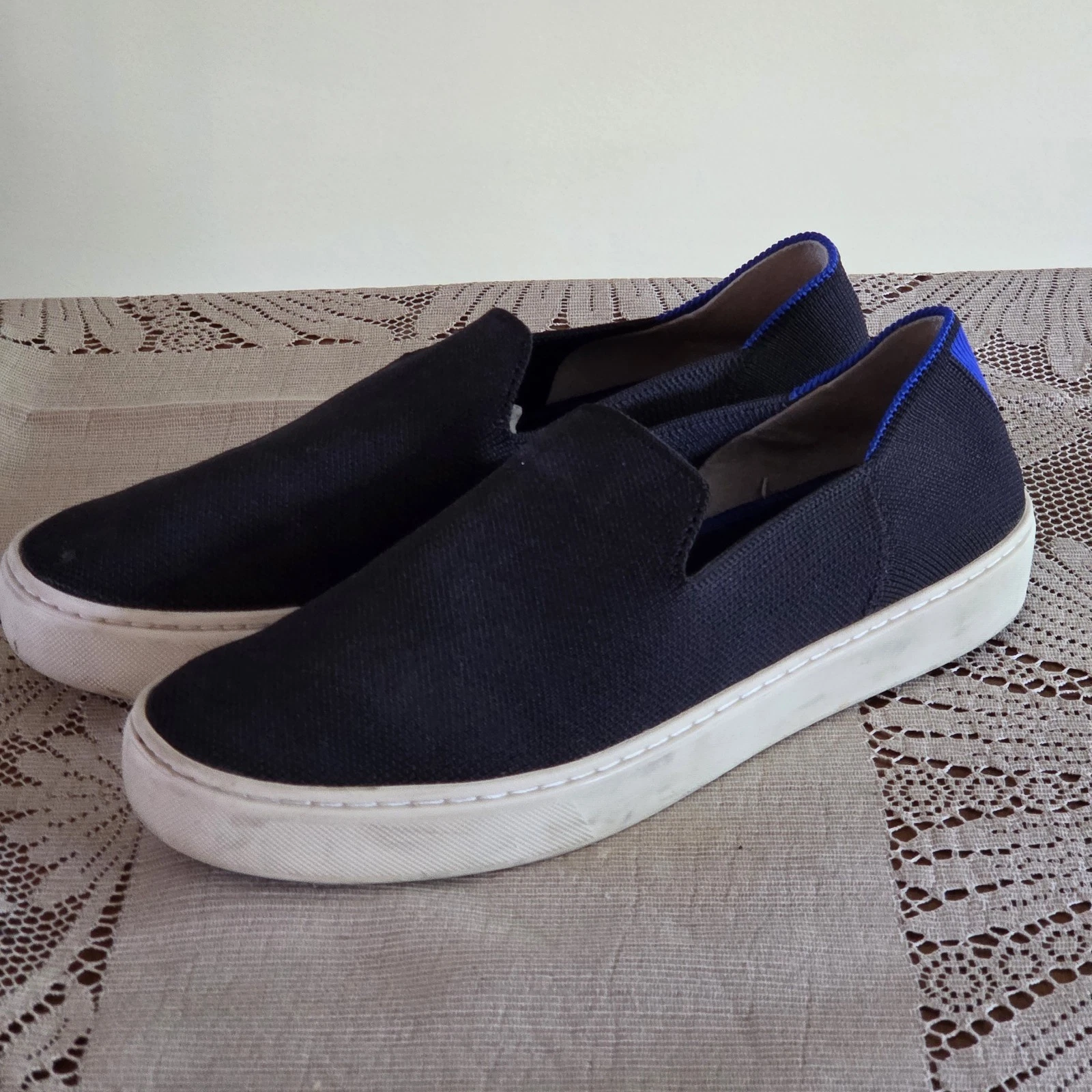 Rothys Women's Slip On Knit Sneakers Shoes Navy Blue & White Size 8.5
