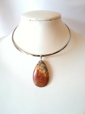 COLLIER TORQUE ET PENDENTIF EN JASPE PICASSO