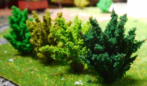 100 Bushes, 40 mm High, Light Green, Medium Green, Dark Green, Dark Yellow Green - Picture 3 of 10