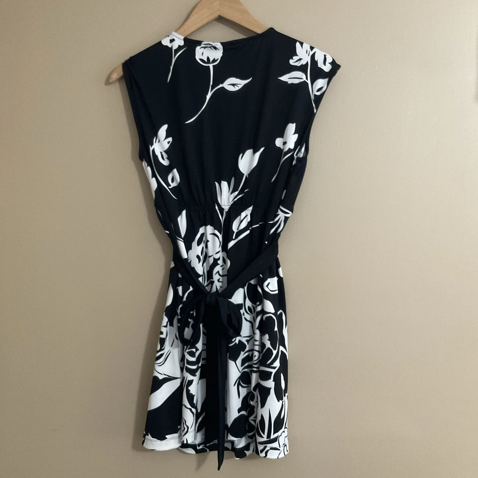 Camisa sin mangas ECI Empire Waist para mujer M con cuentas blanca/negra floral sin mangas Foto 2 de 4