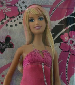 barbie con cabello rosa