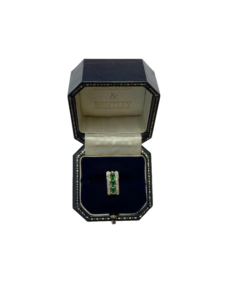 Colgante de oro de diamantes y esmeraldas de 0,75 quilates con trilogía de diamantes de oro de 9 quilates Foto 4 de 4