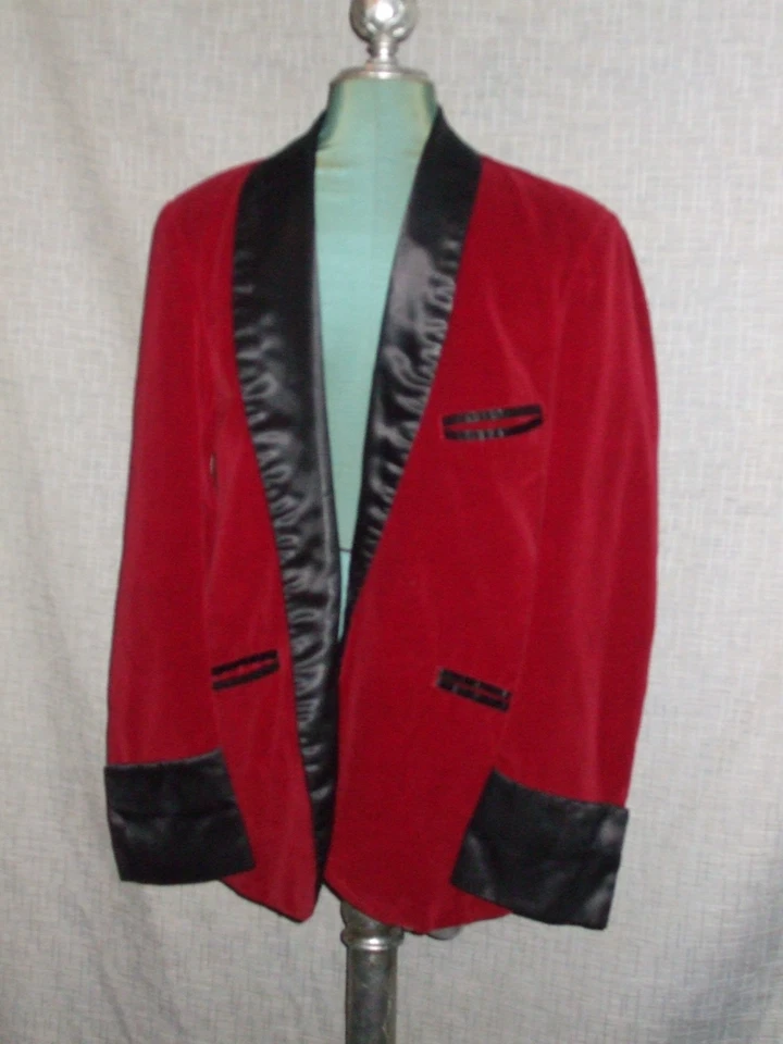 Vintage Men's Red Velvet Smoking Jacket with Black Acetate - Size M or 42 / 44 - Image 3 of 4