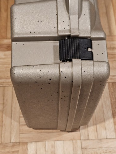 Plano "The Reel Case" Foam Padded Carrying Case - Picture 4 of 17