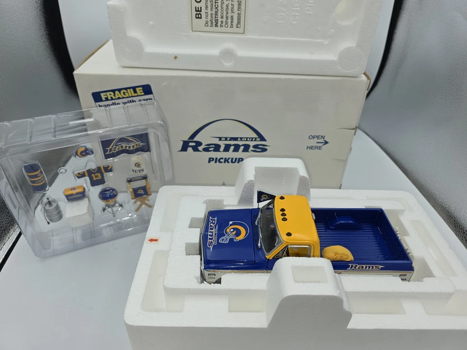 全新 Danbury Mint 1972 雪佛兰 Cheyenne NFL 圣路易斯公羊队尾门卡车 1:24 — 第 2/4 张图片