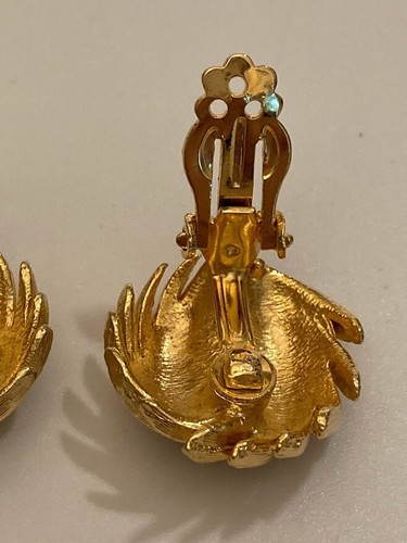 Vintage MCM Signed Lisner Spiral Goldtone Clip On Earrings Palm Leaf Etched Cut - Imagen 10 de 10