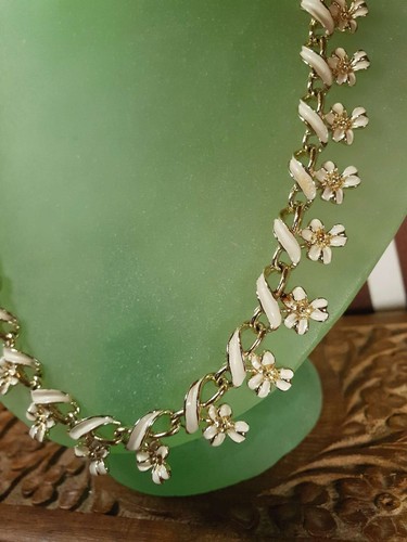 Vintage 1970s White Enamel Floral Necklace Choker Flower Gold Tone Retro - Picture 8 of 20