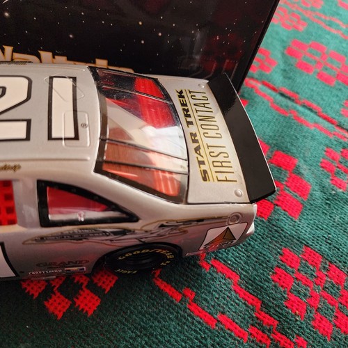 Star Trek First Contact 1996 NASCAR 1:24 Diecast Stock Car Michael Waltrip NIB - Picture 5 of 24