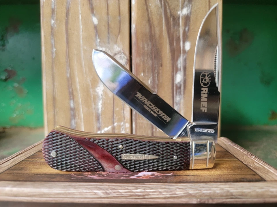 Faca dobrável Winchester, cabo quadriculado marrom, 2 lâminas, nova na caixa, RMEF - Imagem 2 de 4