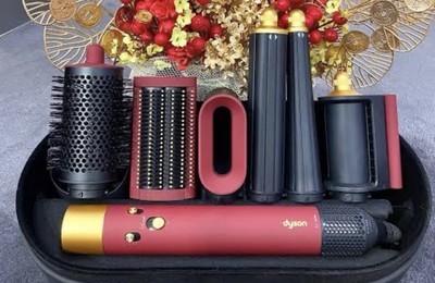 Dyson Airwrap Complete   Excellent Condition, Almost Brand New, Red Velvet