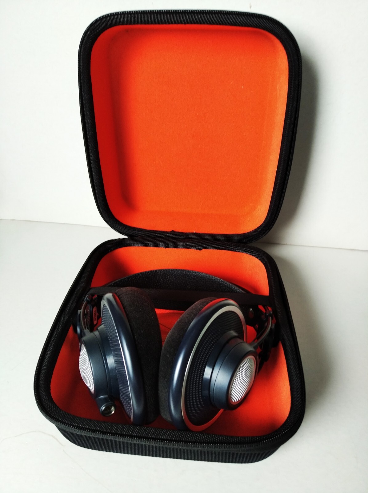 Casque AKG K702 circum-aural avec étui rigide de rangement audio