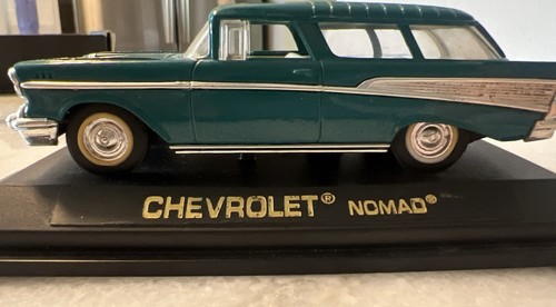 Road Legends 1957 Chevrolet Nomad in 1/18 scale in Turquoise - Picture 2 of 8