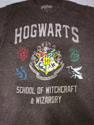 Official Harry Potter Hogwarts Crest Shirt Size Med School Witchcraft Wizard - Picture 3 of 5