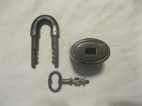 antique cast iron scandinavian pad lock w/key - Picture 4 of 4