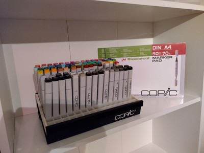 89 Copic Marker (Copic Classic, Copic Ciao), inkl. Aufsteller und Papier