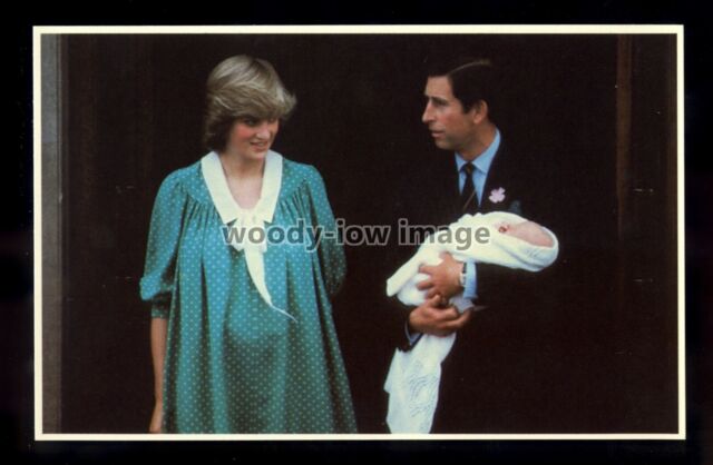 r4630 - Prince William being held by his Dad outside the Hospital - postcard