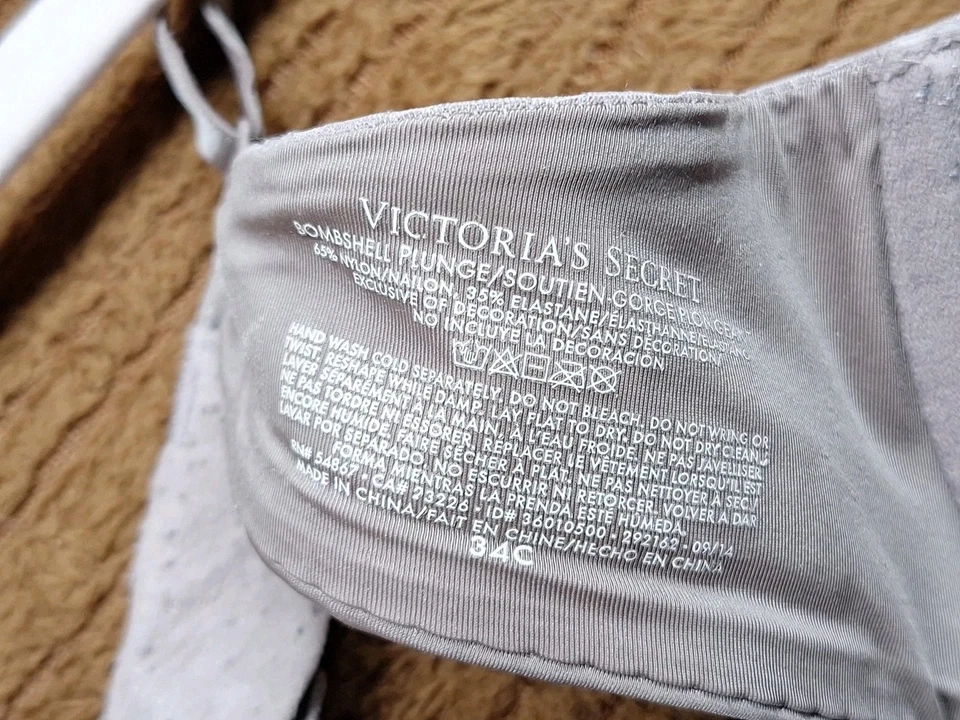 Sujetador pushup Victoria Secret Bombshell Plunge 34 C con aros usado Foto 3 de 4