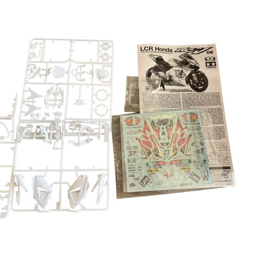 Tamiya 1/12 Team LCR Honda RC211V '06 Motorcycle Model Kit 14108 - Picture 3 of 7