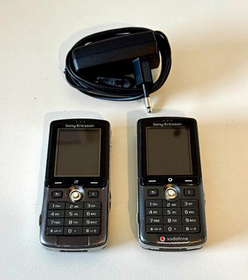 Sony Ericsson K750i 2x Handy Tastentelefon 38 MB Schwarz/Silber mit Ladekabel
