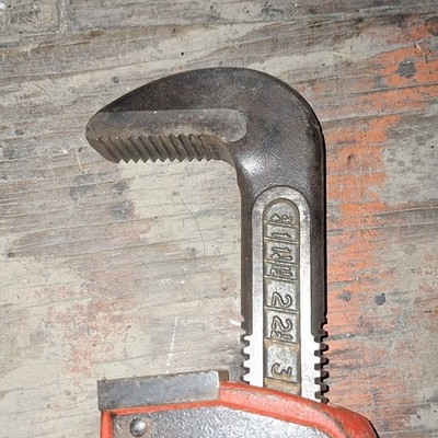 RIDGID 24 in Cast Iron End Pipe Wrench Heavy Duty Adjustable 3 in Capacity