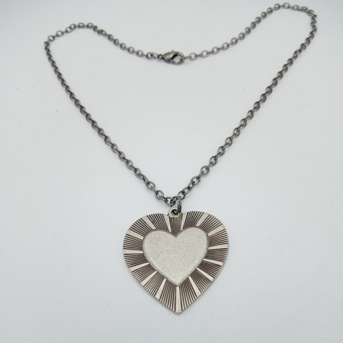 Large heart pendant necklace embossed lines Vintage-silver tone on black chain - Picture 3 of 8