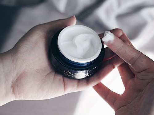 DHL EXPRESS 2X VERITE Fulfilled Age Rewind crema idratante intensiva 50 g. - Foto 7 di 9