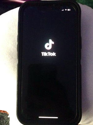 IPHONE 12 PRO MAX WITH TIKTOK AND CAPCUT!!