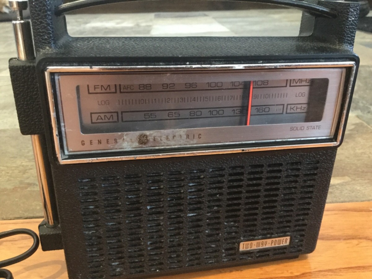 Vintage GE General Electric GE 7–2810E Solid State AM/FM